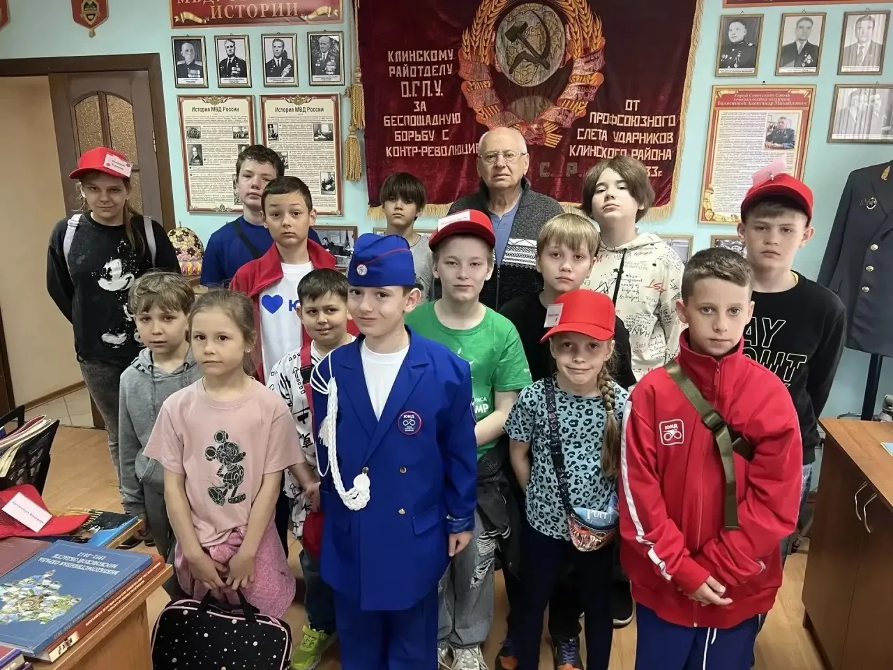Госавтоинспекция с ЮИД в одном строю стоит. ЮИДовцы в музее ОМВД России по городскому округу Клин.  