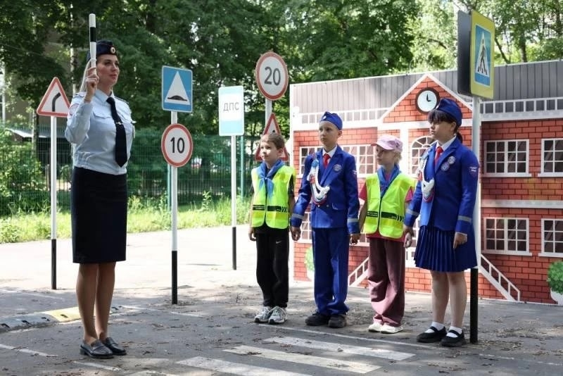 ✨ В подмосковном Жуковском полицейские и общественники в рамках всероссийской акции «Каникулы с Общественным советом» провели провели занятие в автогородке